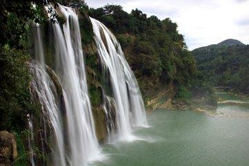 高清组图：备战春运，动车从“头”到“脚”忙体检